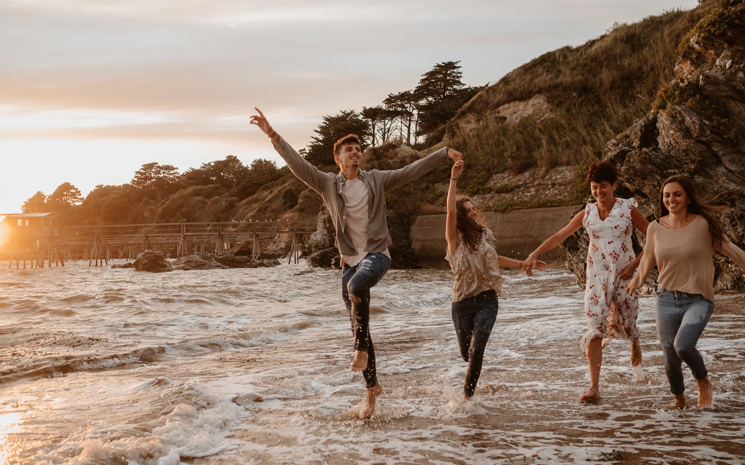 Une séance entre mère, filles et fils en bord de mer - Geoffrey Arnoldy